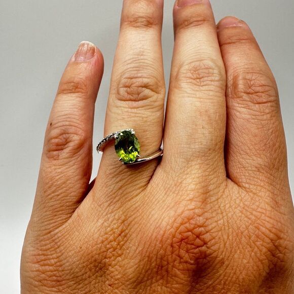 NWOT 7x9mm oval cut Peridot w/ accent cz diamonds all in sterling silver, ring! - Picture 7 of 11